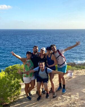 Alizé Cornet Instagram - I didn't take a pill in Ibiza 😉, but still had an unforgettable week with these amazing people 🫶🥹💃 

Ibiza, you are so much more than what your reputation would suggest 🙏🌱🌺🌳🐠🌞⛵️💙✌️

Merci pour tout les copains 🥰 #vidalocaforever