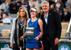 Alizé Cornet Instagram - Un moment inoubliable 🥹

Je dis au revoir à 20 ans de tennis professionnel, 20 ans d'une vie pour laquelle j'ai absolument tout donné et qui m'a tant donné en retour.

Il y a forcément un peu de tristesse aujourd'hui, mais aussi une profonde fierté d'avoir puisé au fond de moi pendant toutes ces années, sans jamais perdre cette passion infinie pour le tennis.

Merci @rolandgarros pour cette cérémonie pleine d'émotions, et à vous tous pour vos messages et votre amour.

D'une manière ou d'une autre, on se retrouvera ❤️

P.s : Good luck for your career @zhengqinwen_tennis 🙏🤗