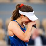 Alizé Cornet Instagram – Un moment inoubliable 🥹

Je dis au revoir à 20 ans de tennis professionnel, 20 ans d’une vie pour laquelle j’ai absolument tout donné et qui m’a tant donné en retour.

Il y a forcément un peu de tristesse aujourd’hui, mais aussi une profonde fierté d’avoir puisé au fond de moi pendant toutes ces années, sans jamais perdre cette passion infinie pour le tennis.

Merci @rolandgarros pour cette cérémonie pleine d’émotions, et à vous tous pour vos messages et votre amour.

D’une manière ou d’une autre, on se retrouvera ❤️

P.s : Good luck for your career @zhengqinwen_tennis 🙏🤗