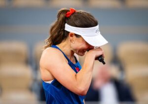 Alizé Cornet Instagram - Un moment inoubliable 🥹

Je dis au revoir à 20 ans de tennis professionnel, 20 ans d'une vie pour laquelle j'ai absolument tout donné et qui m'a tant donné en retour.

Il y a forcément un peu de tristesse aujourd'hui, mais aussi une profonde fierté d'avoir puisé au fond de moi pendant toutes ces années, sans jamais perdre cette passion infinie pour le tennis.

Merci @rolandgarros pour cette cérémonie pleine d'émotions, et à vous tous pour vos messages et votre amour.

D'une manière ou d'une autre, on se retrouvera ❤️

P.s : Good luck for your career @zhengqinwen_tennis 🙏🤗