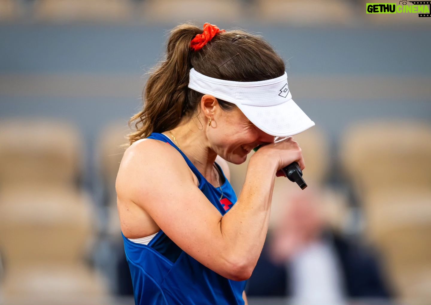 Alizé Cornet - 6.6K Likes - Un moment inoubliable 🥹
Je dis au revoir à 20 ans de tennis professionnel, 20 ans d'une vie pour laquelle j'ai absolument tout donné et qui m'a tant donné en retour.
Il y a forcément un peu de tristesse aujourd'hui, mais aussi une profonde fierté d'avoir puisé au fond de moi pendant toutes ces années, sans jamais perdre cette passion infinie pour le tennis.
Merci @rolandgarros pour cette cérémonie pleine d'émotions, et à vous tous pour vos messages et votre amour.
D'une manière ou d'une autre, on se retrouvera ❤️
P.s : Good luck for your career @zhengqinwen_tennis 🙏🤗