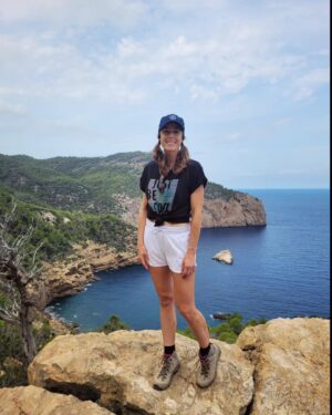 Alizé Cornet Instagram - I didn't take a pill in Ibiza 😉, but still had an unforgettable week with these amazing people 🫶🥹💃 

Ibiza, you are so much more than what your reputation would suggest 🙏🌱🌺🌳🐠🌞⛵️💙✌️

Merci pour tout les copains 🥰 #vidalocaforever