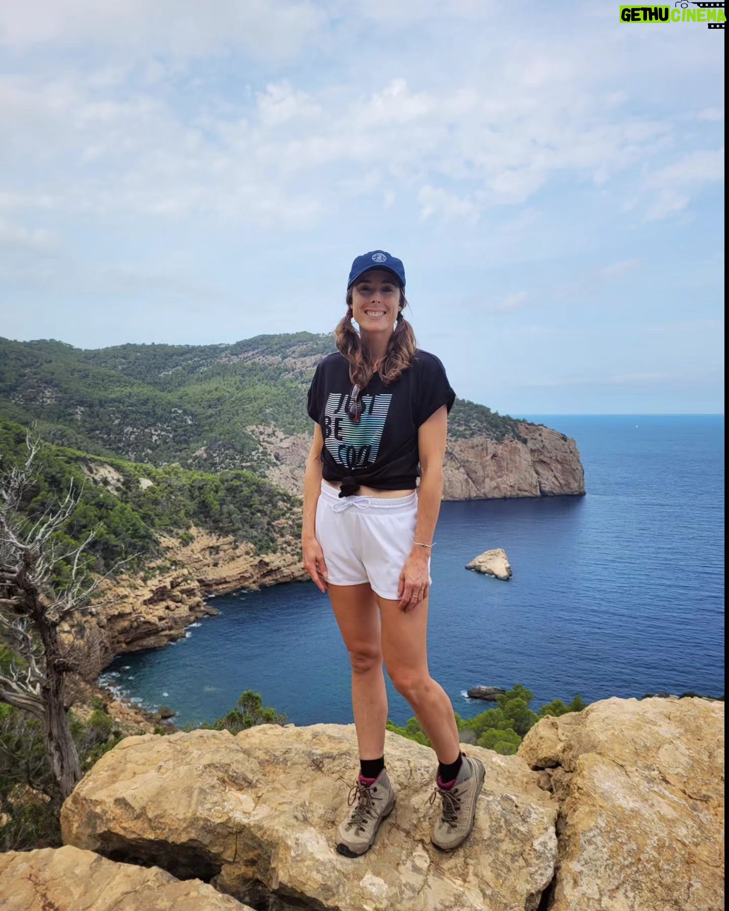 Alizé Cornet - 4.3K Likes - I didn't take a pill in Ibiza 😉, but still had an unforgettable week with these amazing people 🫶🥹💃
Ibiza, you are so much more than what your reputation would suggest 🙏🌱🌺🌳🐠🌞⛵️💙✌️
Merci pour tout les copains 🥰 #vidalocaforever