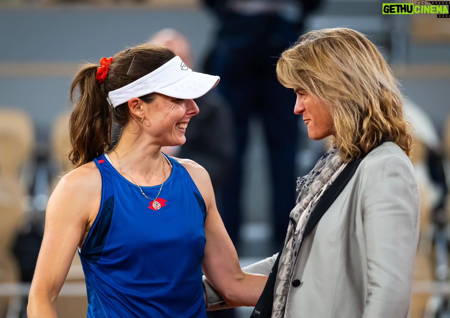 Alizé Cornet - 6.6K Likes - Un moment inoubliable 🥹
Je dis au revoir à 20 ans de tennis professionnel, 20 ans d'une vie pour laquelle j'ai absolument tout donné et qui m'a tant donné en retour.
Il y a forcément un peu de tristesse aujourd'hui, mais aussi une profonde fierté d'avoir puisé au fond de moi pendant toutes ces années, sans jamais perdre cette passion infinie pour le tennis.
Merci @rolandgarros pour cette cérémonie pleine d'émotions, et à vous tous pour vos messages et votre amour.
D'une manière ou d'une autre, on se retrouvera ❤️
P.s : Good luck for your career @zhengqinwen_tennis 🙏🤗