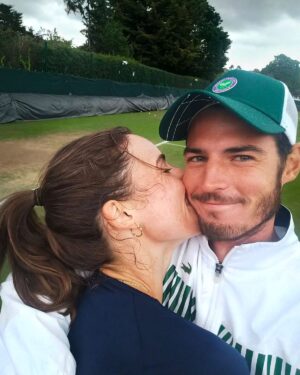 Alizé Cornet Instagram - "𝑻𝒐𝒖𝒕 𝒂𝒓𝒓𝒊𝒗𝒆 𝒑𝒐𝒖𝒓 𝒖𝒏𝒆 𝒓𝒂𝒊𝒔𝒐𝒏"

Je comprends mieux ce que cela veut dire maintenant. 
Tout ce temps, c'était toi ma raison ❤️ 
Et depuis toi, tout a un sens.

Joyeux anniversaire mon grand amour 🦆🥰