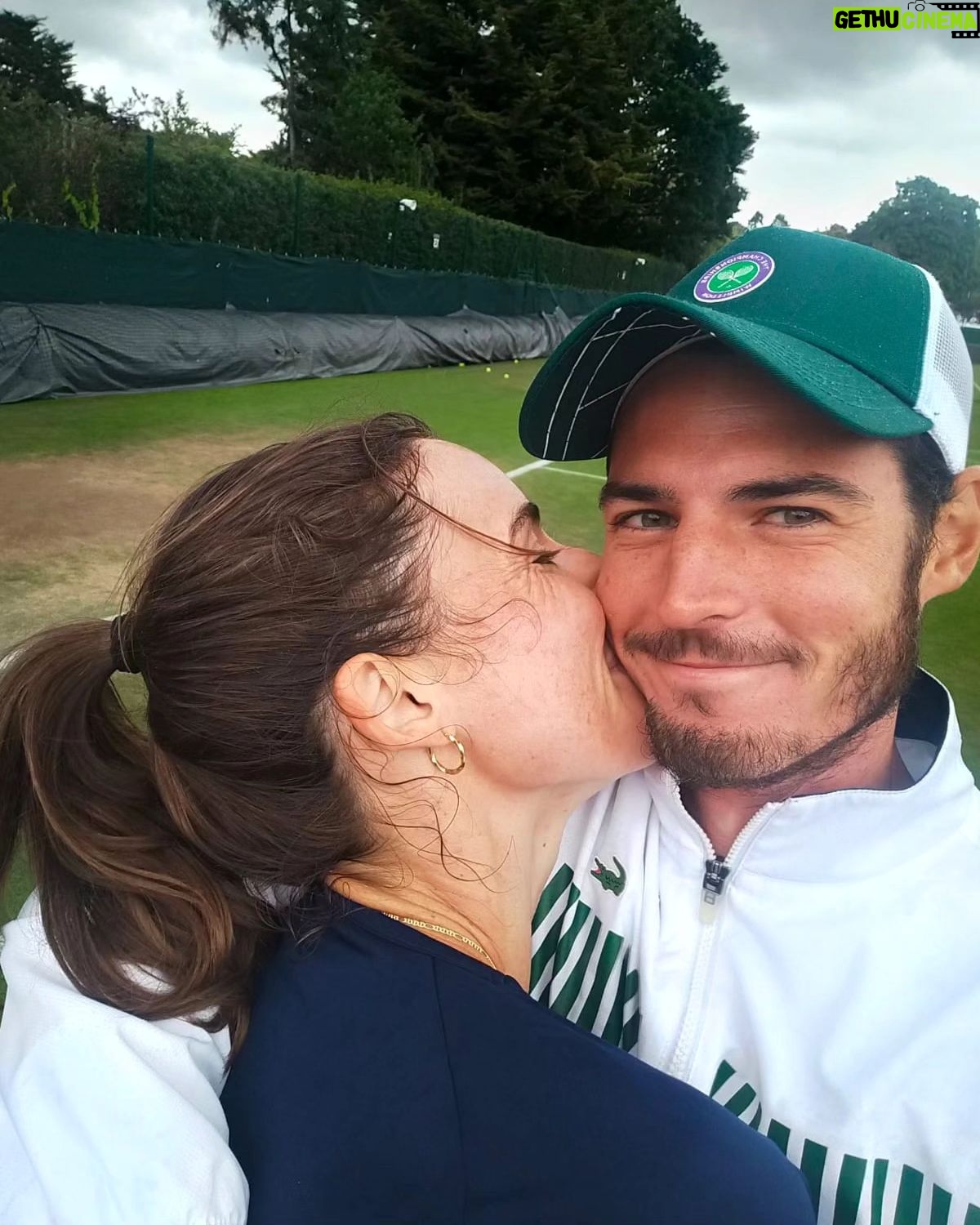 Alizé Cornet - 7K Likes - "𝑻𝒐𝒖𝒕 𝒂𝒓𝒓𝒊𝒗𝒆 𝒑𝒐𝒖𝒓 𝒖𝒏𝒆 𝒓𝒂𝒊𝒔𝒐𝒏"
Je comprends mieux ce que cela veut dire maintenant.
Tout ce temps, c'était toi ma raison ❤️
Et depuis toi, tout a un sens.
Joyeux anniversaire mon grand amour 🦆🥰