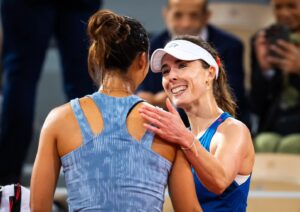 Alizé Cornet Instagram - Un moment inoubliable 🥹

Je dis au revoir à 20 ans de tennis professionnel, 20 ans d'une vie pour laquelle j'ai absolument tout donné et qui m'a tant donné en retour.

Il y a forcément un peu de tristesse aujourd'hui, mais aussi une profonde fierté d'avoir puisé au fond de moi pendant toutes ces années, sans jamais perdre cette passion infinie pour le tennis.

Merci @rolandgarros pour cette cérémonie pleine d'émotions, et à vous tous pour vos messages et votre amour.

D'une manière ou d'une autre, on se retrouvera ❤️

P.s : Good luck for your career @zhengqinwen_tennis 🙏🤗