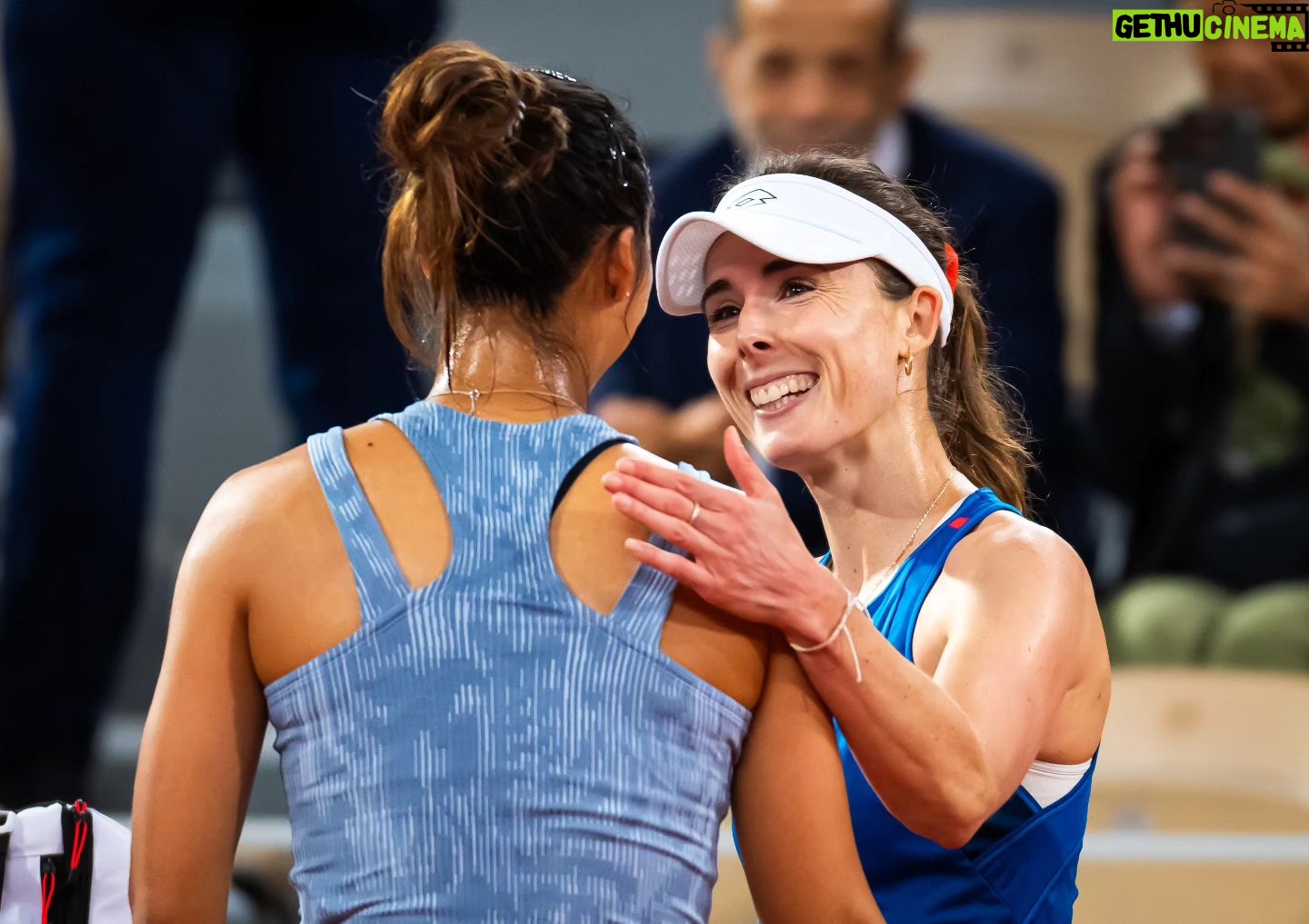 Alizé Cornet - 6.6K Likes - Un moment inoubliable 🥹
Je dis au revoir à 20 ans de tennis professionnel, 20 ans d'une vie pour laquelle j'ai absolument tout donné et qui m'a tant donné en retour.
Il y a forcément un peu de tristesse aujourd'hui, mais aussi une profonde fierté d'avoir puisé au fond de moi pendant toutes ces années, sans jamais perdre cette passion infinie pour le tennis.
Merci @rolandgarros pour cette cérémonie pleine d'émotions, et à vous tous pour vos messages et votre amour.
D'une manière ou d'une autre, on se retrouvera ❤️
P.s : Good luck for your career @zhengqinwen_tennis 🙏🤗