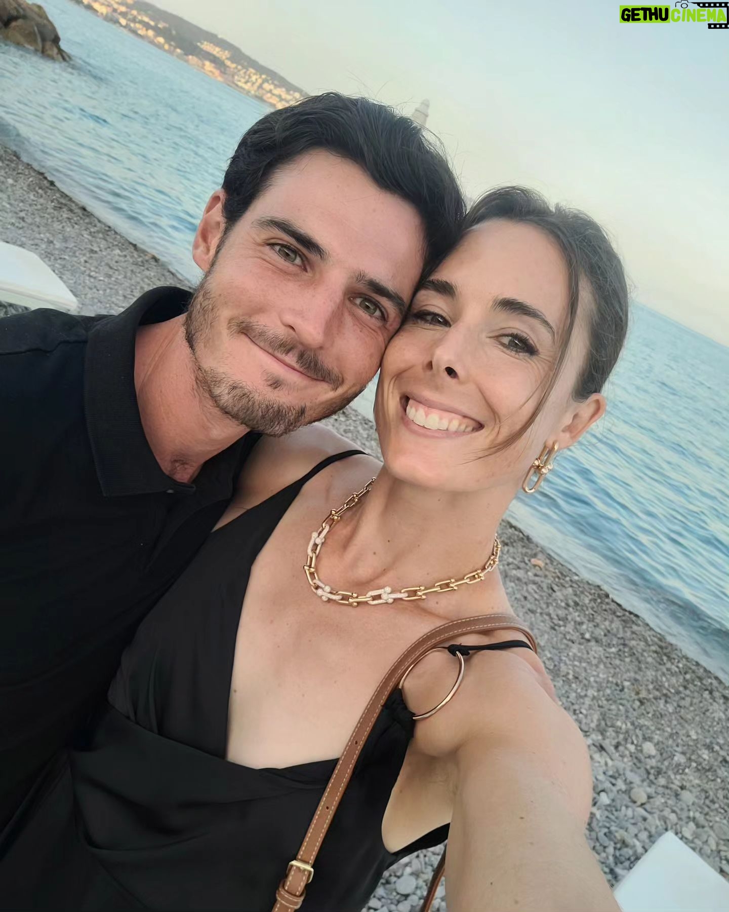 Alizé Cornet - 7K Likes - "𝑻𝒐𝒖𝒕 𝒂𝒓𝒓𝒊𝒗𝒆 𝒑𝒐𝒖𝒓 𝒖𝒏𝒆 𝒓𝒂𝒊𝒔𝒐𝒏"
Je comprends mieux ce que cela veut dire maintenant.
Tout ce temps, c'était toi ma raison ❤️
Et depuis toi, tout a un sens.
Joyeux anniversaire mon grand amour 🦆🥰