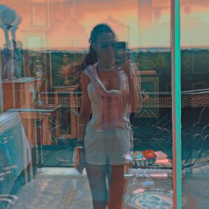 Alizée Paradis Instagram - a little bit country, a little bit club🪩  link in bio😇