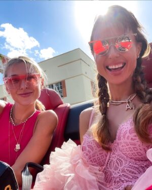 Alizée Paradis Instagram - lil sis💕 @pammcaake