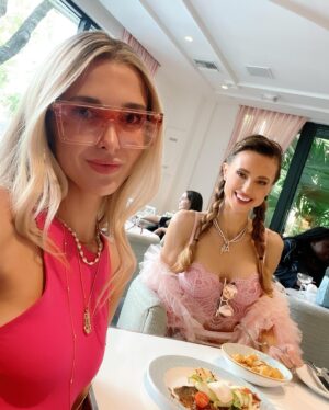 Alizée Paradis Instagram - lil sis💕 @pammcaake