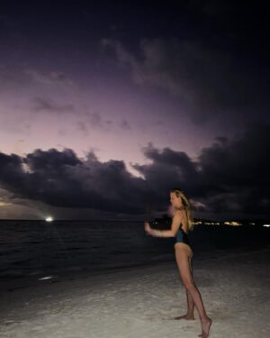 Alla Mikheeva Instagram - 🏄‍♀️
#maldives 
#surf