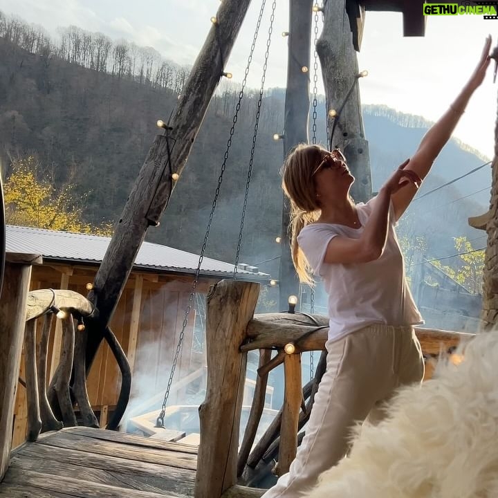 Alla Mikheeva Instagram - Прекрасная баня, замечательная команда! Спасибо 🤍🤍🤍❄️❄️❄️🧖♀️🧖♀️🧖♀️ Фантастическая атмосфера гор и невероятного удовольствия 🌊 @bansk.ru @pashabunin еще раз спасибо 🙃