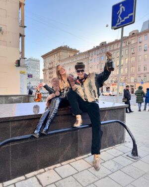 Alla Mikheeva Instagram - Мы в городе! 
Эта парочка растопит пломбир ваших сердец! 🤍🫶
@kuruchbro  vs @allamikheeva