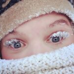 Alla Mikheeva Instagram - Сибирь. Часть 1. Поход на Поднебесные Зубья! Снегоходы. Вид на пик дураков 🏔️ Замёрзшие ресницы. -35 градусов. Сугробы. Лазить по крышам. Баня. Ватрушки. Хаски. И просто красиво и холодно 🧊 #siberiaonelove #siberia