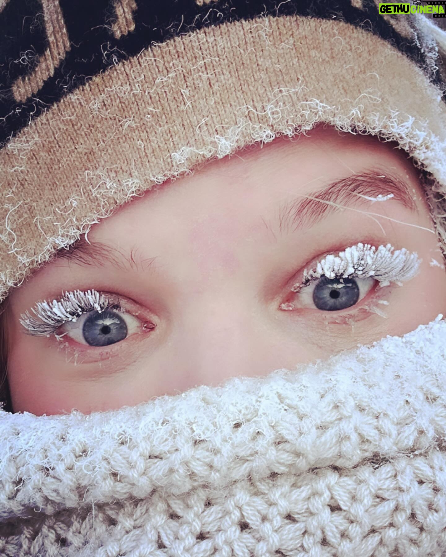 Alla Mikheeva Instagram - Сибирь. Часть 1. Поход на Поднебесные Зубья! Снегоходы. Вид на пик дураков 🏔️ Замёрзшие ресницы. -35 градусов. Сугробы. Лазить по крышам. Баня. Ватрушки. Хаски. И просто красиво и холодно 🧊 #siberiaonelove #siberia