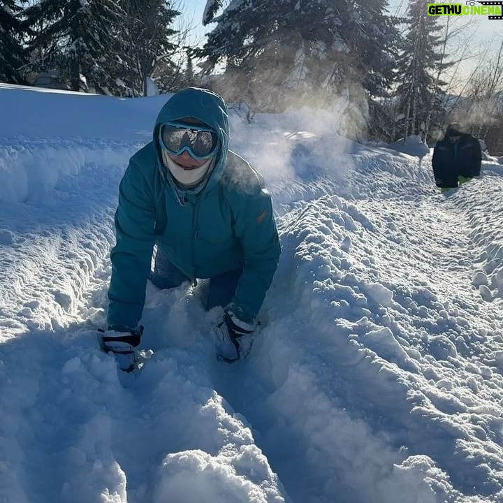 Alla Mikheeva Instagram - Сибирь. Часть 1. Поход на Поднебесные Зубья! Снегоходы. Вид на пик дураков 🏔️ Замёрзшие ресницы. -35 градусов. Сугробы. Лазить по крышам. Баня. Ватрушки. Хаски. И просто красиво и холодно 🧊 #siberiaonelove #siberia