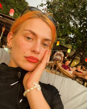 Alli Neumann Instagram - เกาะช้าง (amphoe/ koh chang )❤️‍🔥 ich bin völlig verstrahlt vor begeisterung in diesem moment für diese insel und das sind ein paar dinge, die ich mir mehr wünsche für alemania.
was mir am krassesten aufgefallen ist - leute hier sind einfach zucker miteinander auf der straße..sie necken sich liebevoll bei der arbeit, kichern, massieren sich oder hängen casual mit unnormal süßen tieren. der taxifahrer nimmt dir was von der tanke mit. 
ich bin ja son bisschen gestresst von natur aus ohne grund. das haben die leute mir hier genommen und ich hoffe für alle meine freunde und beteiligten, dass ich das mitnehme nach alemania…
und eine sache.. ich hatte so viele jobs (garderobe/ empfang/ bar/ vintage store/ antiquariat) und ich musste dabei eigentlich immer durchgängig stehen… warum?? was zur hölle? wer hat überlegt, dass das in deutschland so ist? hier hat man ein sofa oder ne liege oder zumindest kann man sitzen während der arbeit auch in gehobeneren etablissements. wenn arbeitgebe*innen das lesen, lasst eure angestellten mal leben leben. 
noch eine sache- es ist so schön zu sehen, wie selbstverständlich menschen hier freier von gendernormen leben. egal ob im massagestudio oder im hotel oder im tv. man sieht viele trans* personen und ich hab das gefühl, dass es hier sehr viel selbstverständlicher ist und männer auf liptint werbungen. ich weiß natürlich, dass es auch hier für menschen schwer ist geschlechternormen herauszufordern, aber es wirkt schon viel lieberaler, was das angeht, als in deutschland und ich wünsche mir, dass wir da ankommen irgendwann.