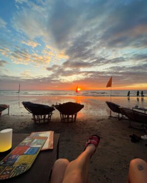 Alli Neumann Instagram - เกาะช้าง (amphoe/ koh chang )❤️‍🔥 ich bin völlig verstrahlt vor begeisterung in diesem moment für diese insel und das sind ein paar dinge, die ich mir mehr wünsche für alemania.
was mir am krassesten aufgefallen ist - leute hier sind einfach zucker miteinander auf der straße..sie necken sich liebevoll bei der arbeit, kichern, massieren sich oder hängen casual mit unnormal süßen tieren. der taxifahrer nimmt dir was von der tanke mit. 
ich bin ja son bisschen gestresst von natur aus ohne grund. das haben die leute mir hier genommen und ich hoffe für alle meine freunde und beteiligten, dass ich das mitnehme nach alemania…
und eine sache.. ich hatte so viele jobs (garderobe/ empfang/ bar/ vintage store/ antiquariat) und ich musste dabei eigentlich immer durchgängig stehen… warum?? was zur hölle? wer hat überlegt, dass das in deutschland so ist? hier hat man ein sofa oder ne liege oder zumindest kann man sitzen während der arbeit auch in gehobeneren etablissements. wenn arbeitgebe*innen das lesen, lasst eure angestellten mal leben leben. 
noch eine sache- es ist so schön zu sehen, wie selbstverständlich menschen hier freier von gendernormen leben. egal ob im massagestudio oder im hotel oder im tv. man sieht viele trans* personen und ich hab das gefühl, dass es hier sehr viel selbstverständlicher ist und männer auf liptint werbungen. ich weiß natürlich, dass es auch hier für menschen schwer ist geschlechternormen herauszufordern, aber es wirkt schon viel lieberaler, was das angeht, als in deutschland und ich wünsche mir, dass wir da ankommen irgendwann.