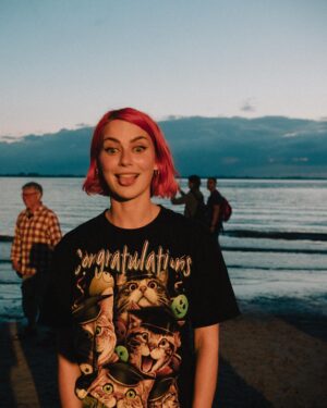 Alli Neumann Instagram - das @watt_en_schlick_fest war so ein schöner abschluss für mein festival sommer.. ich durfte peaches sehen und danach mit meiner crew zu @djkozeofficial tanzen am strand✨wir sehen uns wieder bei der tour 💜
@blancsdiary
