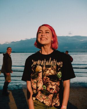 Alli Neumann Instagram - das @watt_en_schlick_fest war so ein schöner abschluss für mein festival sommer.. ich durfte peaches sehen und danach mit meiner crew zu @djkozeofficial tanzen am strand✨wir sehen uns wieder bei der tour 💜
@blancsdiary