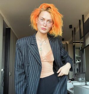 Alli Neumann Instagram - wegen der brillensache- viele haben gefragt, wo es die gibt 🤓💚 das ist meine alte orchesterlese brille aus der 5. und da steht leider irgendwie keine marke drauf oder ich kann es nicht sehen ohne brille 🥸 in der schule hätte ich auch ne lesebrille gebraucht, aber da war mir das zu peinlich. im orchester hab ich mich immer sicher gefühlt, weil da die leute nicht judgy waren und weil ein fagott einem baseball schläger einiges voraus ist 😂