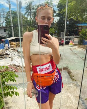 Alli Neumann Instagram - เกาะช้าง (amphoe/ koh chang )❤️‍🔥 ich bin völlig verstrahlt vor begeisterung in diesem moment für diese insel und das sind ein paar dinge, die ich mir mehr wünsche für alemania.
was mir am krassesten aufgefallen ist - leute hier sind einfach zucker miteinander auf der straße..sie necken sich liebevoll bei der arbeit, kichern, massieren sich oder hängen casual mit unnormal süßen tieren. der taxifahrer nimmt dir was von der tanke mit. 
ich bin ja son bisschen gestresst von natur aus ohne grund. das haben die leute mir hier genommen und ich hoffe für alle meine freunde und beteiligten, dass ich das mitnehme nach alemania…
und eine sache.. ich hatte so viele jobs (garderobe/ empfang/ bar/ vintage store/ antiquariat) und ich musste dabei eigentlich immer durchgängig stehen… warum?? was zur hölle? wer hat überlegt, dass das in deutschland so ist? hier hat man ein sofa oder ne liege oder zumindest kann man sitzen während der arbeit auch in gehobeneren etablissements. wenn arbeitgebe*innen das lesen, lasst eure angestellten mal leben leben. 
noch eine sache- es ist so schön zu sehen, wie selbstverständlich menschen hier freier von gendernormen leben. egal ob im massagestudio oder im hotel oder im tv. man sieht viele trans* personen und ich hab das gefühl, dass es hier sehr viel selbstverständlicher ist und männer auf liptint werbungen. ich weiß natürlich, dass es auch hier für menschen schwer ist geschlechternormen herauszufordern, aber es wirkt schon viel lieberaler, was das angeht, als in deutschland und ich wünsche mir, dass wir da ankommen irgendwann.