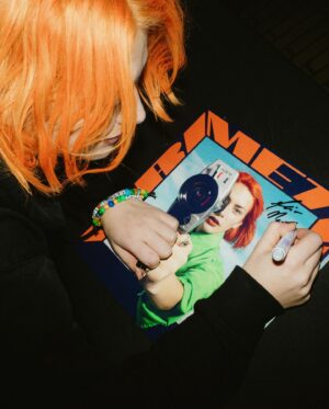 Alli Neumann Instagram - neues merch mit gestickten 🌶️🌶️🌶️ das ist so cool euch jetzt in dem hoodie bei den konzerten zu sehen. schickt mir gerne fotos von euch darin! 😍

danke @fidel_tesfai 🌶️ er hat in seinem 🧪 🔬 jahre lang an einem schnitt gearbeitet, der allen steht und wir in meiner familie und crew lieben den alle. 
danke @typeholics für die grafik! und @mislat für alles🧡 
Fotos @blancsdiary