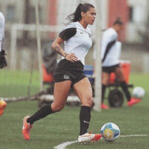 Alline Calandrini Instagram - Um carrossel da Alline criança com sua bola até a fase adulta ✨
Olhando a primeira foto até a última, me fez refletir tanta coisa. 

Nasci predestinada a esse esporte, mas não imaginava chegar onde estou hoje. Ao mesmo tempo, não tenho ideia do que eu seria se não fosse viver disso. Pois minha infância, adolescência e fase adulta é  o futebol. 

Como atleta, não consegui realizar um dos meus objetivos, que era ir para uma Copa Do Mundo com a seleção principal. Mas o cara lá de cima tinha algo reservado: Participar sim, mas de outra forma. Agora como jornalista de uma COPA DO MUNDO. 
Aliás, de duas ❤️ A segunda com um time de muitas mulheres que admiro e que também sonhavam  viver esse momento! 
Vocês são maravilhosas!

Ahhh, Deus é perfeito! ✨🙏🏽