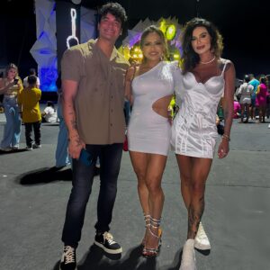 Alline Calandrini Instagram - Rodeada de amor ❤️✨

Que em 2024 seja o melhor ano para a família de vocês ✨🤎