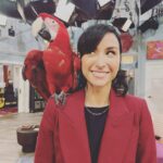 Allison Scagliotti Instagram - I live under a rock and also don’t own a TV so let me now share that I got to jump into an episode of @thatgirllaylay playing your favorite nightmare, a local news anchor. Salad days in my favorite place, a sitcom set. #kidsandanimals