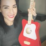 Allison Scagliotti Instagram - Is there anything sweeter than the gift of music? Say hello to the special @thewhitestripes edition Loog. I bought a @loogguitars mini acoustic for my friend’s little girl last year and cannot recommend enough. Sounds like a ukulele, but tuned like the 3 high strings of a guitar so little hands can take the theory they learn with them as they level up to a bigger ax. Start them young with an instant classic. Link in my bio to explore the world of Loog. There’s even a free class starting next year! #loog #thewhitestripes #guitarforbeginners