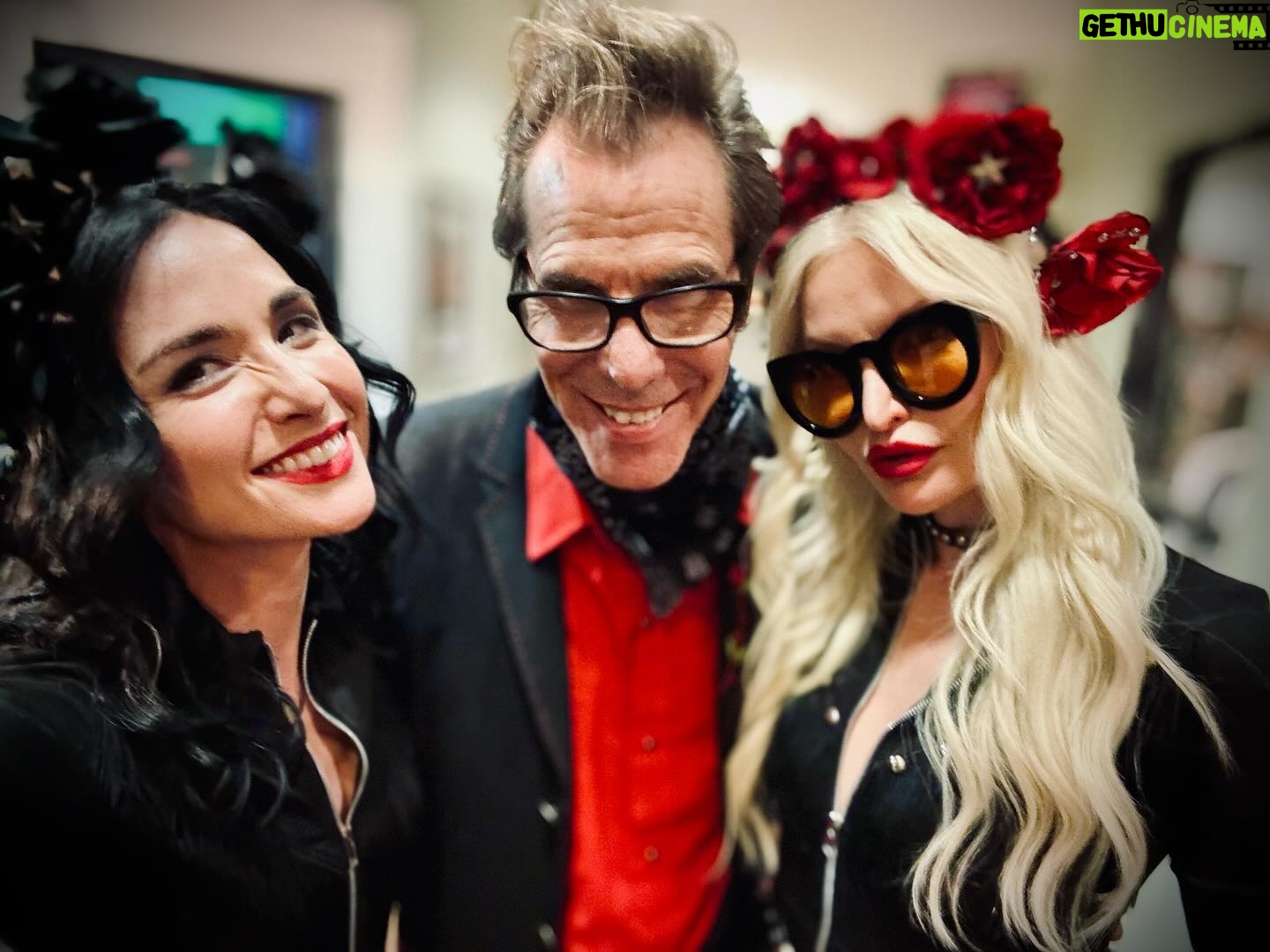 Allison Scagliotti Instagram - Still recovering from Saturday night with these legends. Up next, catch me and @thejennievee with Boots Electric supporting @headcat_official next month at @theparamountla. Tickets in bio!
