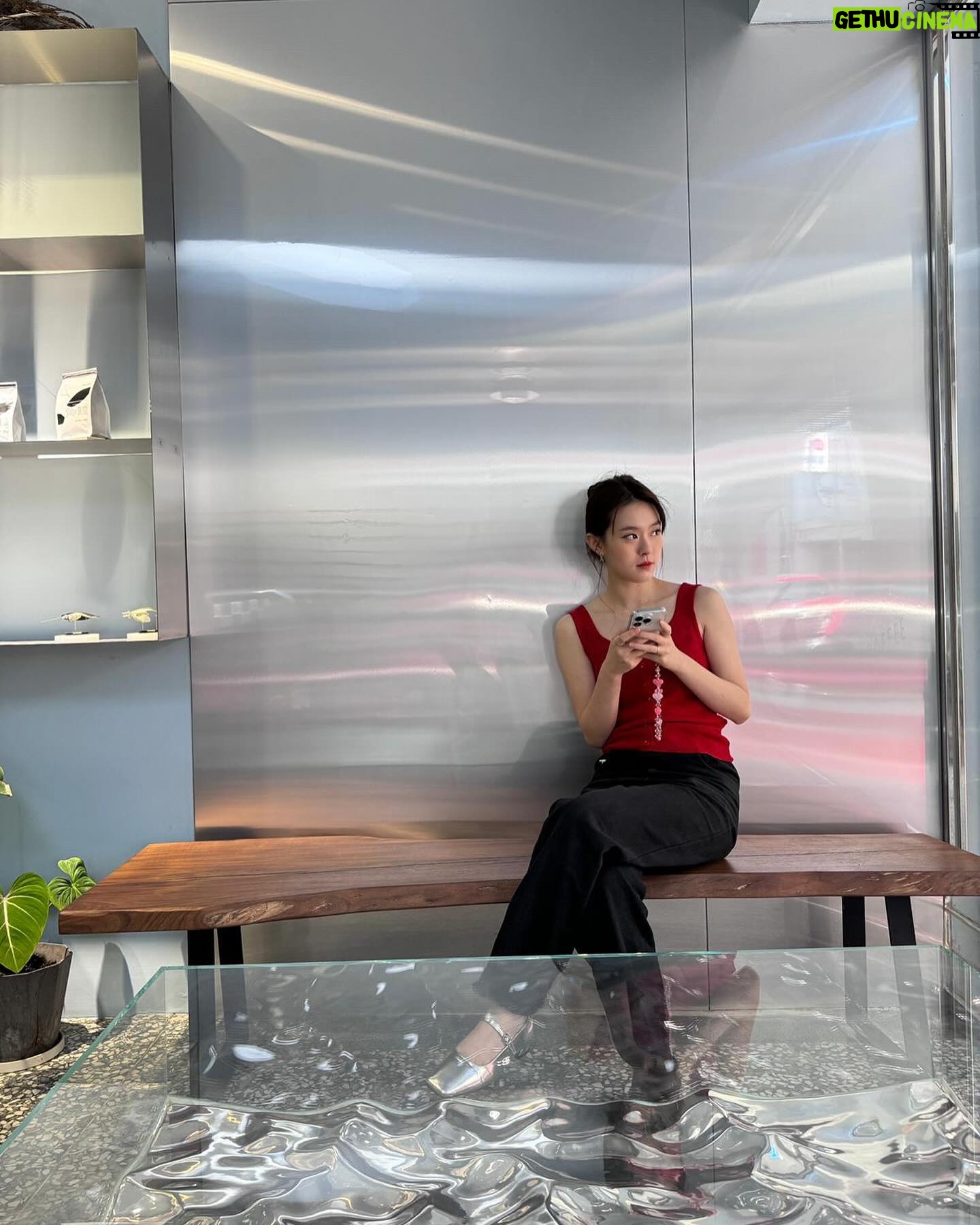 Ally Chiu Instagram - ❤️🖤 最近出門的量大概是我半年份吧 我再不出門就沒朋友了(開玩笑的☺️