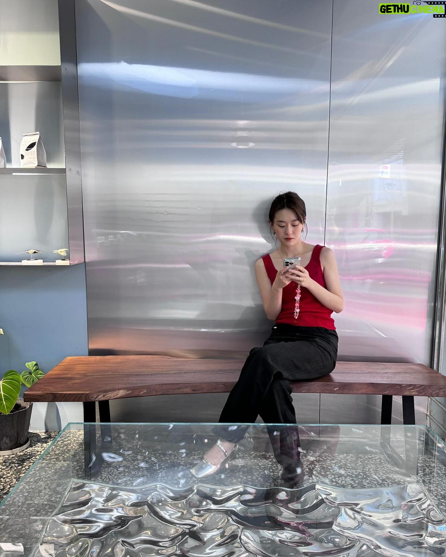 Ally Chiu Instagram - ❤️🖤 最近出門的量大概是我半年份吧 我再不出門就沒朋友了(開玩笑的☺️