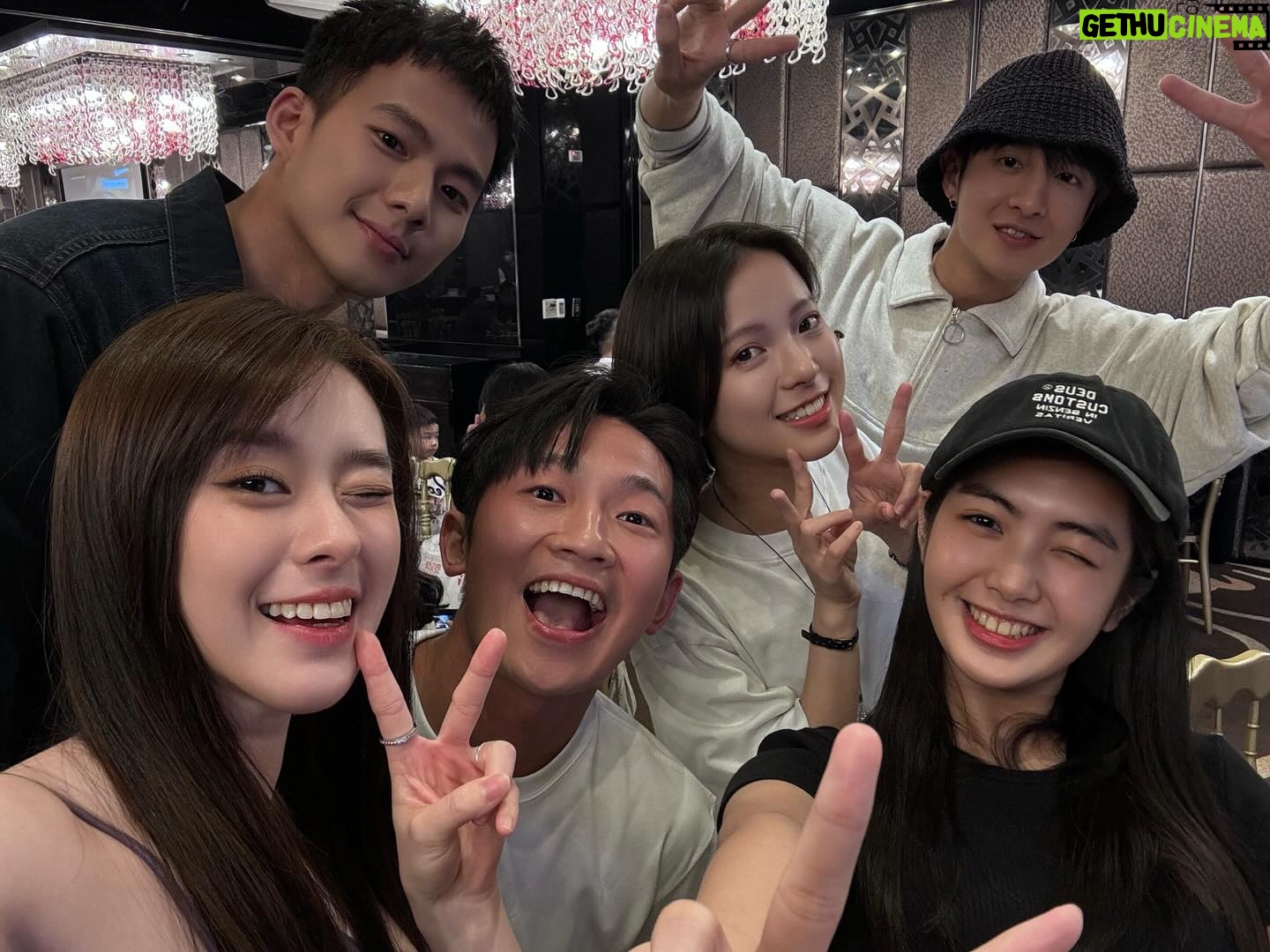 Ally Chiu Instagram - 🎬🎤🧩🖤 這是願望清單裡的角色 從一開始無數次的徬徨 再經過多次的排練 演員彼此的熟悉 很快的 在開拍時 她帶領我到了許多未知的領域 這趟旅程 太多美好的回憶 (撇開中間哭了無數次😆 / 正是因為妳在乎 所以妳哭了好幾次 謝謝你能共感 閱讀卡片裡的文字時 我充滿了無數的想像 我知道 也相信 我們都是在往更好目標前進 希望下次再見的時候 我們彼此又是更成熟的階段 殺青快樂 謝謝在2024的上半年讓我遇見《#那些你不知道的我》 的大家 我很愛你們呦❤️🔥 Ps其實我真的好捨不得跟這個角色說再見 @vibio.film