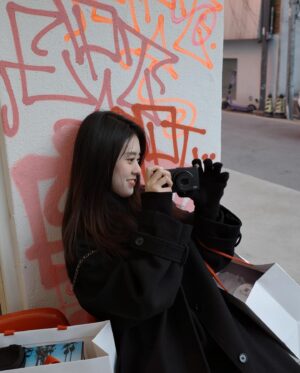 Ally Chiu Instagram - 我們每天一早的訊息：
好累喔 再晚半小時（半小時到後～
等我喔快好跟妳說😆