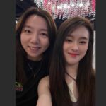 Ally Chiu Instagram - 🎬🎤🧩🖤 這是願望清單裡的角色 從一開始無數次的徬徨 再經過多次的排練 演員彼此的熟悉 很快的 在開拍時 她帶領我到了許多未知的領域 這趟旅程 太多美好的回憶 （撇開中間哭了無數次😆 / 正是因為妳在乎 所以妳哭了好幾次 謝謝你能共感 閱讀卡片裡的文字時 我充滿了無數的想像 我知道 也相信 我們都是在往更好目標前進 希望下次再見的時候 我們彼此又是更成熟的階段 殺青快樂 謝謝在2024的上半年讓我遇見《#那些你不知道的我》 的大家 我很愛你們呦❤️‍🔥 Ps其實我真的好捨不得跟這個角色說再見 @vibio.film
