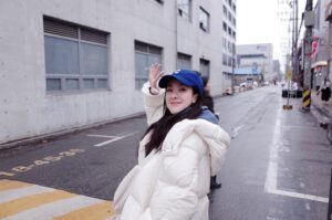 Ally Chiu Instagram - 這次來 因為天氣的關係我必須天天洗頭了⋯（喂～

記錄生活 讓影片變的有趣好看
其實不太容易
這次來我拍了2-3個不同主題的內容
DJI 相機 手機 交替
我每天都手忙腳亂的
從想腳本到拍攝 已經很燒腦了
還有更重要的剪輯（謝謝我的剪接師🫶🏻
真的辛苦了每一位拍片 後期的大家

期待與你們分享的那天🤍