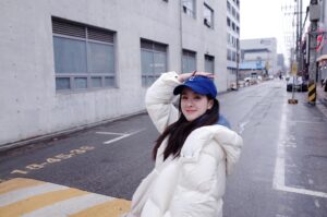 Ally Chiu Instagram - 這次來 因為天氣的關係我必須天天洗頭了⋯（喂～

記錄生活 讓影片變的有趣好看
其實不太容易
這次來我拍了2-3個不同主題的內容
DJI 相機 手機 交替
我每天都手忙腳亂的
從想腳本到拍攝 已經很燒腦了
還有更重要的剪輯（謝謝我的剪接師🫶🏻
真的辛苦了每一位拍片 後期的大家

期待與你們分享的那天🤍