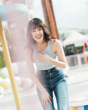 Ally Chiu Instagram - 這是一個夢寐以求的工作回憶
在這裡 我們盡情的玩耍 拍攝
無止盡的綻放彼此的笑容
彼此重拾 那個最純真 最美好
也最愛笑的我們

不知道從何時開始
照片裡的露齒笑 逐漸減少
小時候因為大暴牙被取笑
選擇了最傳統的鋼牙牙套
現在因為上鏡想追求更完美的牙型
所以再次戴上牙套
距離上次戴牙套已經是10年前
我是非常的期待又緊張🥹

這次選擇Zenyum綻雅隱形牙套
除了價格透明外
有三種隱形牙套方案都是均一價
因為工作的關係無法到處去診所評估
現在還提供了線上初步評估
上傳四張牙齒照片交由專業醫師評估
能先了解自己是否適合配戴
確認後就會有專員 幫你預約看診時間
還會針對住所 提供與你最鄰近的診所
非常的方便

我相信在每個階段裡
無論外在 內在
都會有想邁向更理想的樣貌與狀態
@zenyum.tw 也推薦給你們
一起變得更漂亮❤️
期待重新戴上牙套不知道會變成怎樣的我😌

透過我的專屬連結評估
直接現折1,000元
即日起至3/31
於牙套付款前完成指定任務
隱形牙套最高疊加折扣13000元！
🔗https://bit.ly/3U6pHBN 可以到限動點選喔

@zenyum.tw 
#Zenyum #SmileMore #綻雅台灣