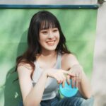 Ally Chiu Instagram - 這是一個夢寐以求的工作回憶 在這裡 我們盡情的玩耍 拍攝 無止盡的綻放彼此的笑容 彼此重拾 那個最純真 最美好 也最愛笑的我們 不知道從何時開始 照片裡的露齒笑 逐漸減少 小時候因為大暴牙被取笑 選擇了最傳統的鋼牙牙套 現在因為上鏡想追求更完美的牙型 所以再次戴上牙套 距離上次戴牙套已經是10年前 我是非常的期待又緊張🥹 這次選擇Zenyum綻雅隱形牙套 除了價格透明外 有三種隱形牙套方案都是均一價 因為工作的關係無法到處去診所評估 現在還提供了線上初步評估 上傳四張牙齒照片交由專業醫師評估 能先了解自己是否適合配戴 確認後就會有專員 幫你預約看診時間 還會針對住所 提供與你最鄰近的診所 非常的方便 我相信在每個階段裡 無論外在 內在 都會有想邁向更理想的樣貌與狀態 @zenyum.tw 也推薦給你們 一起變得更漂亮❤️ 期待重新戴上牙套不知道會變成怎樣的我😌 透過我的專屬連結評估 直接現折1,000元 即日起至3/31 於牙套付款前完成指定任務 隱形牙套最高疊加折扣13000元！ 🔗https://bit.ly/3U6pHBN 可以到限動點選喔 @zenyum.tw #Zenyum #SmileMore #綻雅台灣
