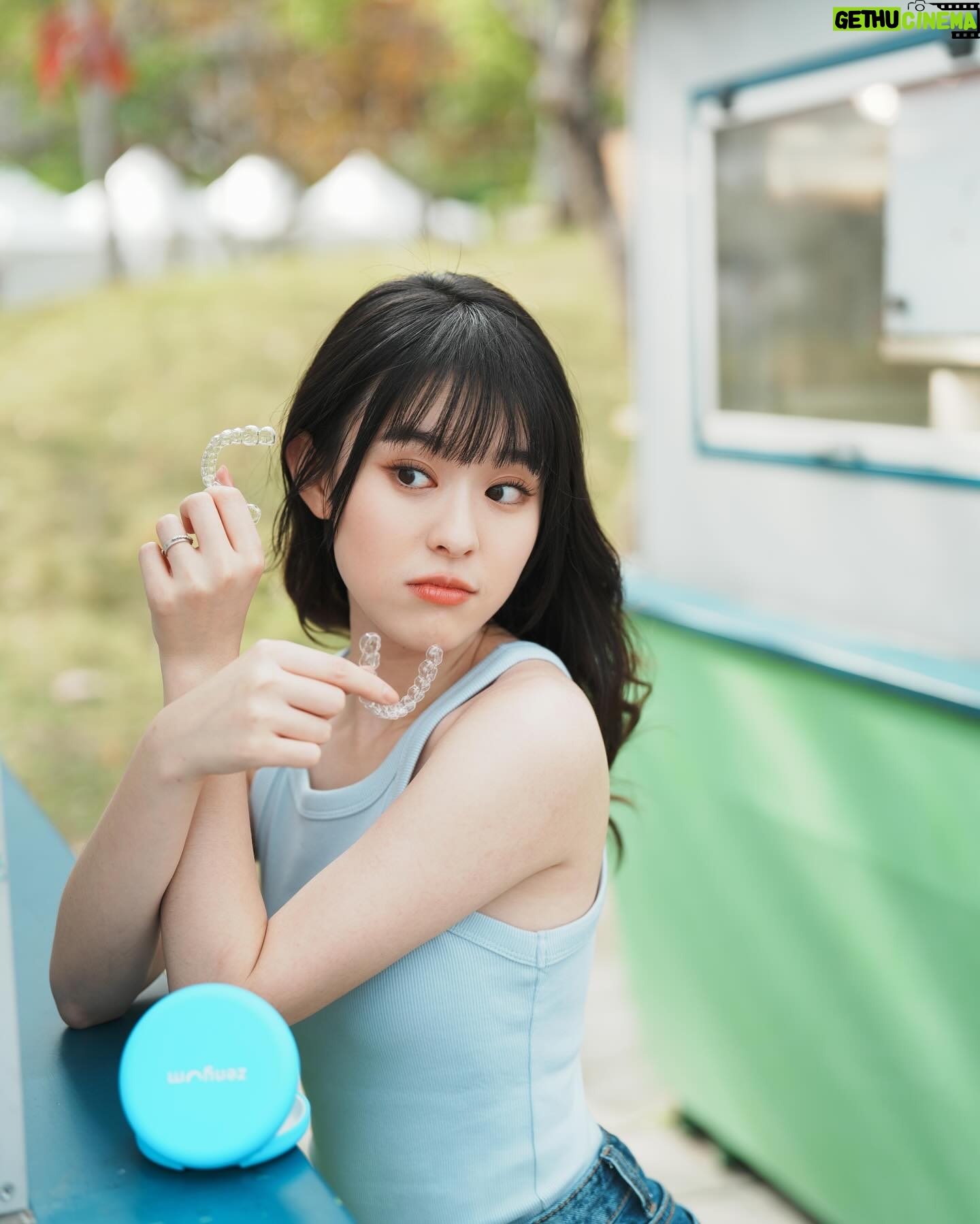 Ally Chiu - 5.9K Likes - 這是一個夢寐以求的工作回憶
在這裡 我們盡情的玩耍 拍攝
無止盡的綻放彼此的笑容
彼此重拾 那個最純真 最美好
也最愛笑的我們
不知道從何時開始
照片裡的露齒笑 逐漸減少
小時候因為大暴牙被取笑
選擇了最傳統的鋼牙牙套
現在因為上鏡想追求更完美的牙型
所以再次戴上牙套
距離上次戴牙套已經是10年前
我是非常的期待又緊張🥹
這次選擇Zenyum綻雅隱形牙套
除了價格透明外
有三種隱形牙套方案都是均一價
因為工作的關係無法到處去診所評估
現在還提供了線上初步評估
上傳四張牙齒照片交由專業醫師評估
能先了解自己是否適合配戴
確認後就會有專員 幫你預約看診時間
還會針對住所 提供與你最鄰近的診所
非常的方便
我相信在每個階段裡
無論外在 內在
都會有想邁向更理想的樣貌與狀態
@zenyum.tw 也推薦給你們
一起變得更漂亮❤️
期待重新戴上牙套不知道會變成怎樣的我😌
透過我的專屬連結評估
直接現折1,000元
即日起至3/31
於牙套付款前完成指定任務
隱形牙套最高疊加折扣13000元!
🔗https://bit.ly/3U6pHBN 可以到限動點選喔
@zenyum.tw
#Zenyum #SmileMore #綻雅台灣