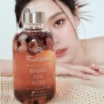 Ally Chiu Instagram - 🫐🍓🫙 讓大家保持最好看的樣貌 同時也兼具身體的健康 這是今年年節禮盒 我的必要標語之一 於是立馬想到多年前合作的【淡果香】 本人我是極度不愛喝水 不愛吃水果的怪人 自從得了Covid後 才又慢慢恢復喝水的習慣 有時候不想也不能喝飲料 但又想喝有不同味道的水 那就非最佳喝水良伴 【淡果香】莫屬 它就是現在很流行的果乾水 天然的果乾 泡10-15分鐘 就可以獲得一瓶顏值與健康兼具的果乾水 近期在調理身體的同時 搭配著綜合野莓果乾水 它是三種莓果 組成 富含花青素 具抗氧化力 感冒的時候就搭配著金桔口味 熱水 補充足夠的水分保持身體代謝 同時兼具生活儀式感 讓健康與氣色更加分 而且多喝水會變白是真的（我自己覺得😌 @naturefruittw #淡果香 #果乾水