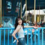 Ally Chiu Instagram - 這是一個夢寐以求的工作回憶 在這裡 我們盡情的玩耍 拍攝 無止盡的綻放彼此的笑容 彼此重拾 那個最純真 最美好 也最愛笑的我們 不知道從何時開始 照片裡的露齒笑 逐漸減少 小時候因為大暴牙被取笑 選擇了最傳統的鋼牙牙套 現在因為上鏡想追求更完美的牙型 所以再次戴上牙套 距離上次戴牙套已經是10年前 我是非常的期待又緊張🥹 這次選擇Zenyum綻雅隱形牙套 除了價格透明外 有三種隱形牙套方案都是均一價 因為工作的關係無法到處去診所評估 現在還提供了線上初步評估 上傳四張牙齒照片交由專業醫師評估 能先了解自己是否適合配戴 確認後就會有專員 幫你預約看診時間 還會針對住所 提供與你最鄰近的診所 非常的方便 我相信在每個階段裡 無論外在 內在 都會有想邁向更理想的樣貌與狀態 @zenyum.tw 也推薦給你們 一起變得更漂亮❤️ 期待重新戴上牙套不知道會變成怎樣的我😌 透過我的專屬連結評估 直接現折1,000元 即日起至3/31 於牙套付款前完成指定任務 隱形牙套最高疊加折扣13000元！ 🔗https://bit.ly/3U6pHBN 可以到限動點選喔 @zenyum.tw #Zenyum #SmileMore #綻雅台灣