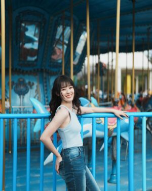 Ally Chiu Instagram - 這是一個夢寐以求的工作回憶
在這裡 我們盡情的玩耍 拍攝
無止盡的綻放彼此的笑容
彼此重拾 那個最純真 最美好
也最愛笑的我們

不知道從何時開始
照片裡的露齒笑 逐漸減少
小時候因為大暴牙被取笑
選擇了最傳統的鋼牙牙套
現在因為上鏡想追求更完美的牙型
所以再次戴上牙套
距離上次戴牙套已經是10年前
我是非常的期待又緊張🥹

這次選擇Zenyum綻雅隱形牙套
除了價格透明外
有三種隱形牙套方案都是均一價
因為工作的關係無法到處去診所評估
現在還提供了線上初步評估
上傳四張牙齒照片交由專業醫師評估
能先了解自己是否適合配戴
確認後就會有專員 幫你預約看診時間
還會針對住所 提供與你最鄰近的診所
非常的方便

我相信在每個階段裡
無論外在 內在
都會有想邁向更理想的樣貌與狀態
@zenyum.tw 也推薦給你們
一起變得更漂亮❤️
期待重新戴上牙套不知道會變成怎樣的我😌

透過我的專屬連結評估
直接現折1,000元
即日起至3/31
於牙套付款前完成指定任務
隱形牙套最高疊加折扣13000元！
🔗https://bit.ly/3U6pHBN 可以到限動點選喔

@zenyum.tw 
#Zenyum #SmileMore #綻雅台灣