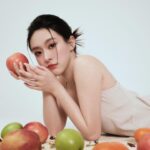 Ally Chiu Instagram - 🫐🍓🫙 讓大家保持最好看的樣貌 同時也兼具身體的健康 這是今年年節禮盒 我的必要標語之一 於是立馬想到多年前合作的【淡果香】 本人我是極度不愛喝水 不愛吃水果的怪人 自從得了Covid後 才又慢慢恢復喝水的習慣 有時候不想也不能喝飲料 但又想喝有不同味道的水 那就非最佳喝水良伴 【淡果香】莫屬 它就是現在很流行的果乾水 天然的果乾 泡10-15分鐘 就可以獲得一瓶顏值與健康兼具的果乾水 近期在調理身體的同時 搭配著綜合野莓果乾水 它是三種莓果 組成 富含花青素 具抗氧化力 感冒的時候就搭配著金桔口味 熱水 補充足夠的水分保持身體代謝 同時兼具生活儀式感 讓健康與氣色更加分 而且多喝水會變白是真的（我自己覺得😌 @naturefruittw #淡果香 #果乾水