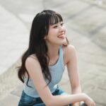 Ally Chiu Instagram - 這是一個夢寐以求的工作回憶 在這裡 我們盡情的玩耍 拍攝 無止盡的綻放彼此的笑容 彼此重拾 那個最純真 最美好 也最愛笑的我們 不知道從何時開始 照片裡的露齒笑 逐漸減少 小時候因為大暴牙被取笑 選擇了最傳統的鋼牙牙套 現在因為上鏡想追求更完美的牙型 所以再次戴上牙套 距離上次戴牙套已經是10年前 我是非常的期待又緊張🥹 這次選擇Zenyum綻雅隱形牙套 除了價格透明外 有三種隱形牙套方案都是均一價 因為工作的關係無法到處去診所評估 現在還提供了線上初步評估 上傳四張牙齒照片交由專業醫師評估 能先了解自己是否適合配戴 確認後就會有專員 幫你預約看診時間 還會針對住所 提供與你最鄰近的診所 非常的方便 我相信在每個階段裡 無論外在 內在 都會有想邁向更理想的樣貌與狀態 @zenyum.tw 也推薦給你們 一起變得更漂亮❤️ 期待重新戴上牙套不知道會變成怎樣的我😌 透過我的專屬連結評估 直接現折1,000元 即日起至3/31 於牙套付款前完成指定任務 隱形牙套最高疊加折扣13000元！ 🔗https://bit.ly/3U6pHBN 可以到限動點選喔 @zenyum.tw #Zenyum #SmileMore #綻雅台灣