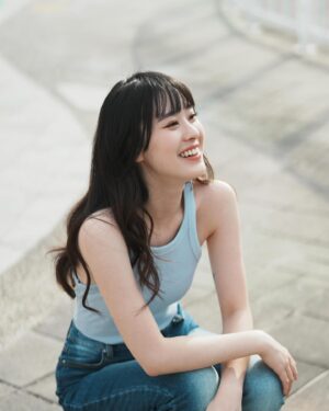 Ally Chiu Instagram - 這是一個夢寐以求的工作回憶
在這裡 我們盡情的玩耍 拍攝
無止盡的綻放彼此的笑容
彼此重拾 那個最純真 最美好
也最愛笑的我們

不知道從何時開始
照片裡的露齒笑 逐漸減少
小時候因為大暴牙被取笑
選擇了最傳統的鋼牙牙套
現在因為上鏡想追求更完美的牙型
所以再次戴上牙套
距離上次戴牙套已經是10年前
我是非常的期待又緊張🥹

這次選擇Zenyum綻雅隱形牙套
除了價格透明外
有三種隱形牙套方案都是均一價
因為工作的關係無法到處去診所評估
現在還提供了線上初步評估
上傳四張牙齒照片交由專業醫師評估
能先了解自己是否適合配戴
確認後就會有專員 幫你預約看診時間
還會針對住所 提供與你最鄰近的診所
非常的方便

我相信在每個階段裡
無論外在 內在
都會有想邁向更理想的樣貌與狀態
@zenyum.tw 也推薦給你們
一起變得更漂亮❤️
期待重新戴上牙套不知道會變成怎樣的我😌

透過我的專屬連結評估
直接現折1,000元
即日起至3/31
於牙套付款前完成指定任務
隱形牙套最高疊加折扣13000元！
🔗https://bit.ly/3U6pHBN 可以到限動點選喔

@zenyum.tw 
#Zenyum #SmileMore #綻雅台灣